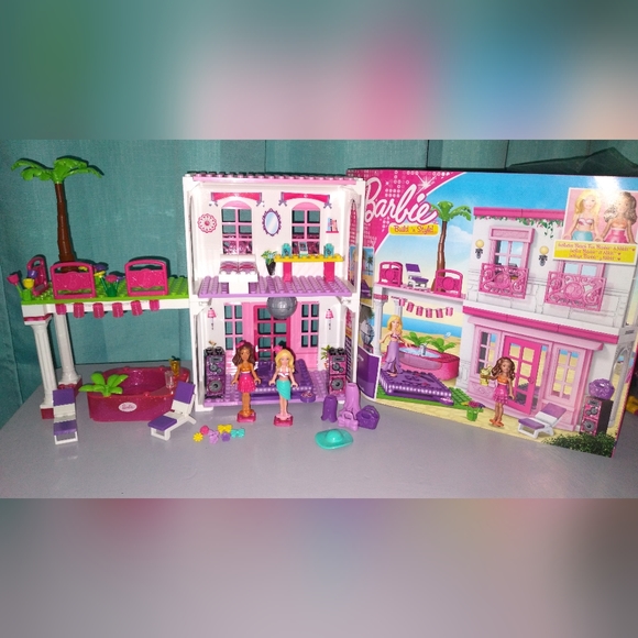 Mega Blocks Barbie Beach House - Picture 1 of 2